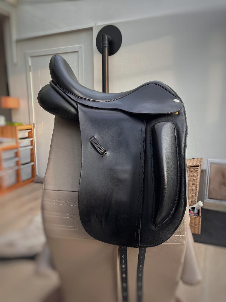 Dressuurzadel TOPSTAAT - VB Saddlery - 17” MW, Ophalen, Zo goed als nieuw, Dressuur