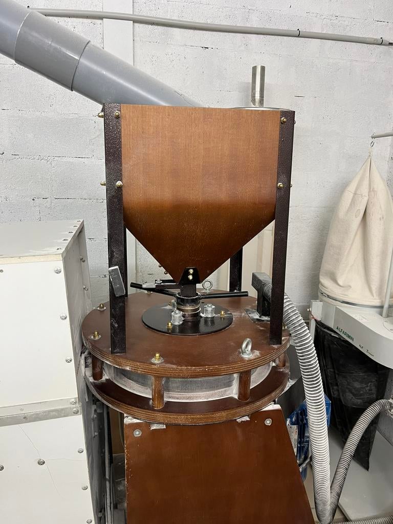 Moulins à farine sur meuble de Pierre (granite), Enlèvement