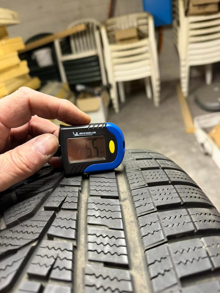 Vend pneus neige Hankook 235 55 R19 kia, Autos : Pièces & Accessoires, Pneus & Jantes, Pneu(s), Pneus hiver, 19 pouces, 235 mm