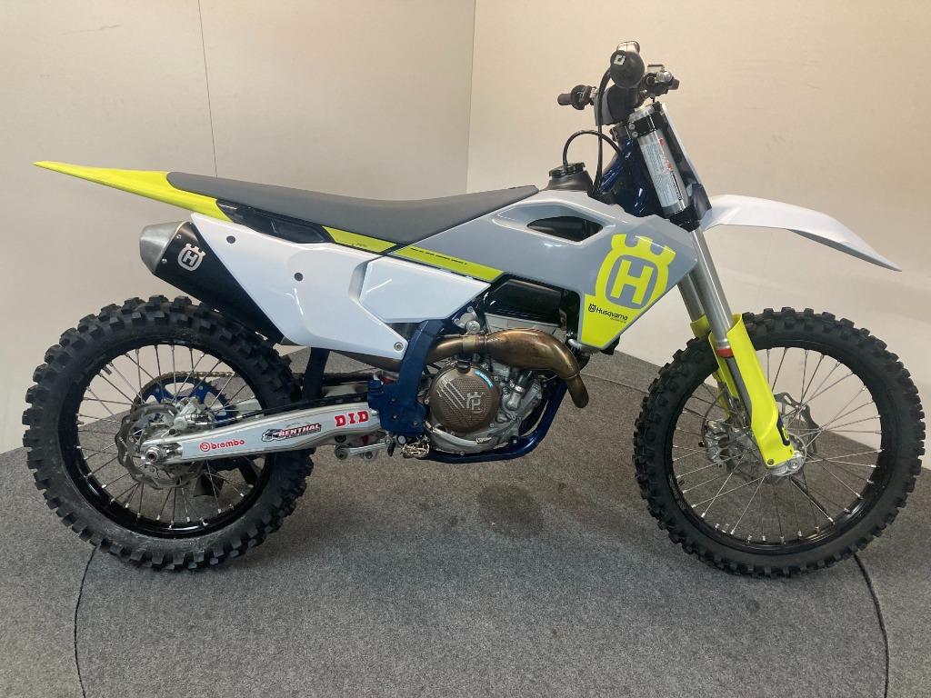 Vélos de cross Husqvarna FC 250 disponibles chez Leon Sagaer, Motos, Motos | Husqvarna, Entreprise, Moto de cross, 1 cylindre