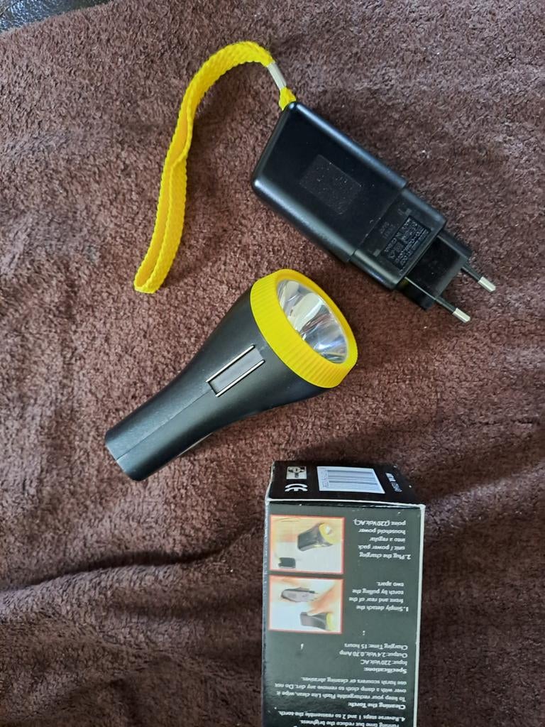 Oplaadbare zaklamp, Caravans en Kamperen, Ophalen of Verzenden, Zo goed als nieuw, Accu