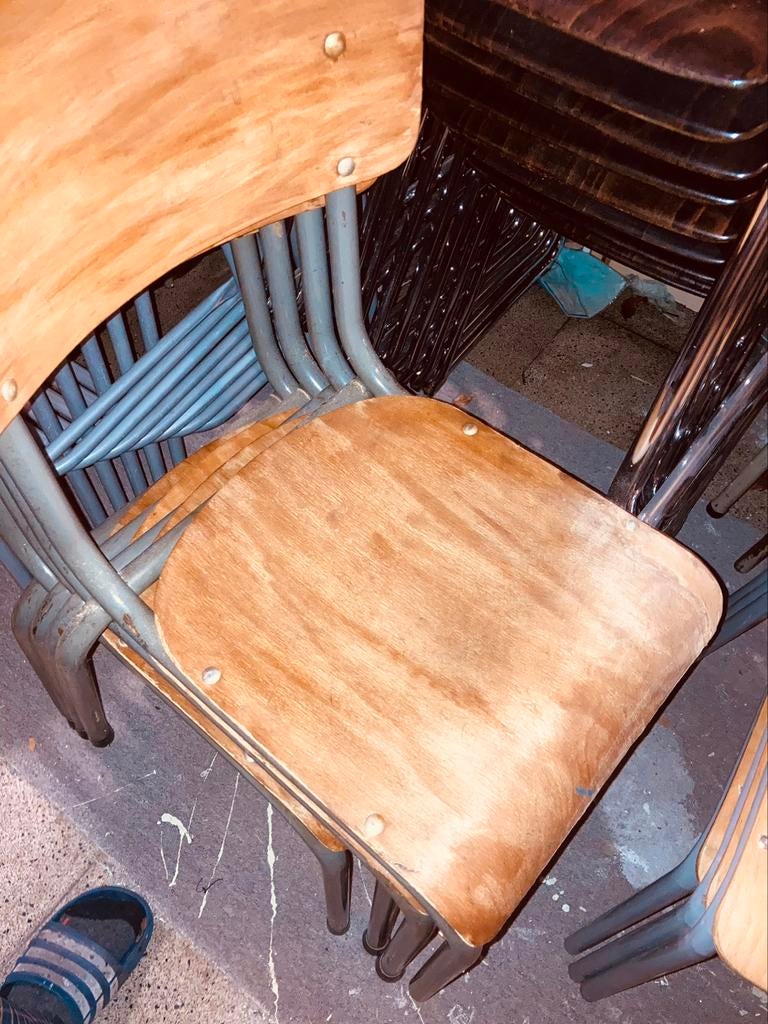 Dringend gezocht oude schoolstoelen, Enlèvement