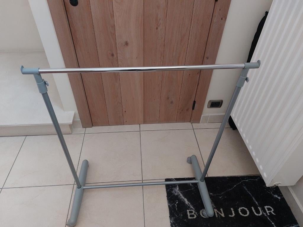 Kledingrek  en 30 identieke kapstokken, Ophalen