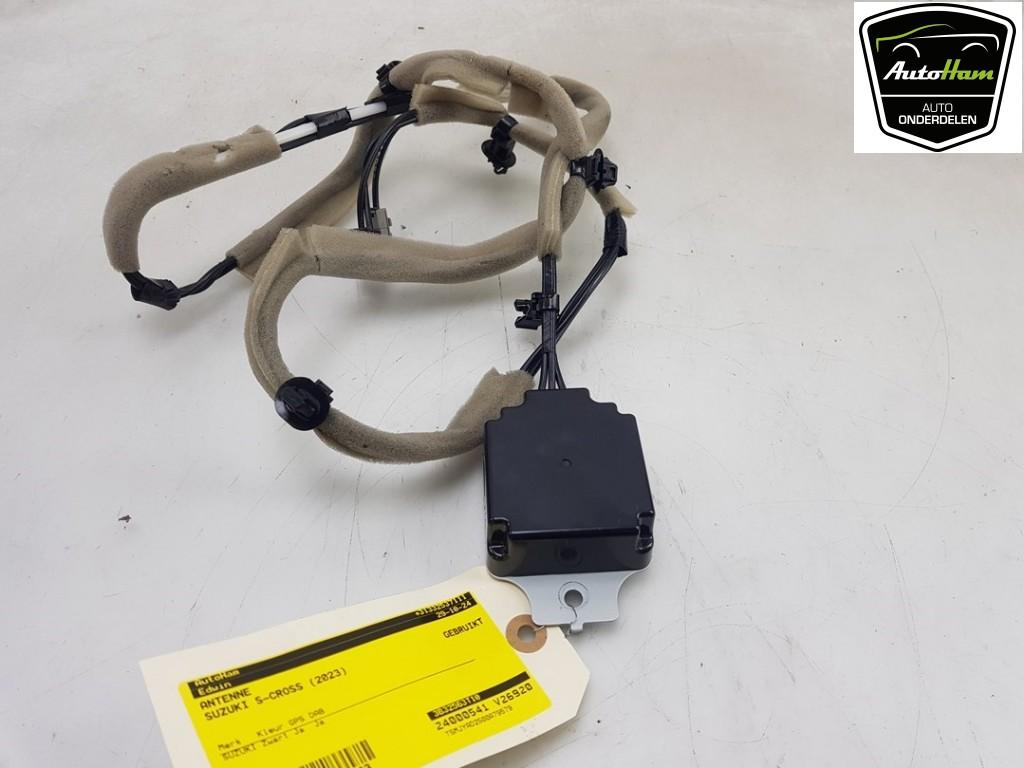 ANTENNE Suzuki SX4 S-Cross (JY) (01-2013/06-2022), Suzuki-Allee 7
64625  Bensheim, DE, Gebruikt, Suzuki Deutschland GmbH, Kontakt@suzuki.de