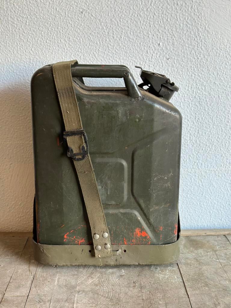 Vintage militaire jerrycan 20L met originele houder, Verzamelen, Militaria | Algemeen, Ophalen of Verzenden
