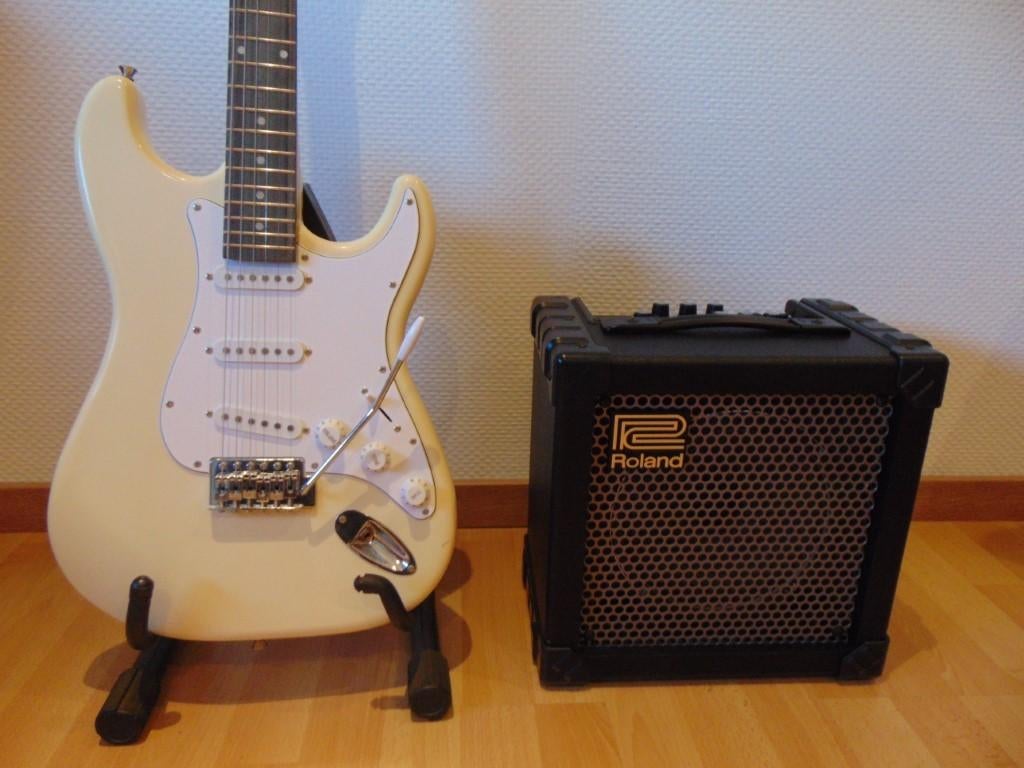 Gitaar Stratocaster + Gitaar versterker Roland Cube 15, Musique & Instruments, Instruments à corde | Guitares | Électriques, Enlèvement