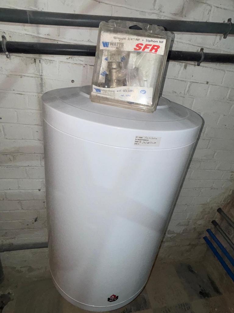 Boiler en très bon état 100L avec nouveau groupe de sécurité, Bricolage & Construction, Enlèvement, Comme neuf, Boiler
