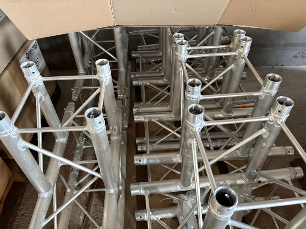 Truss profielen voor standenbouw, Ophalen, Zo goed als nieuw