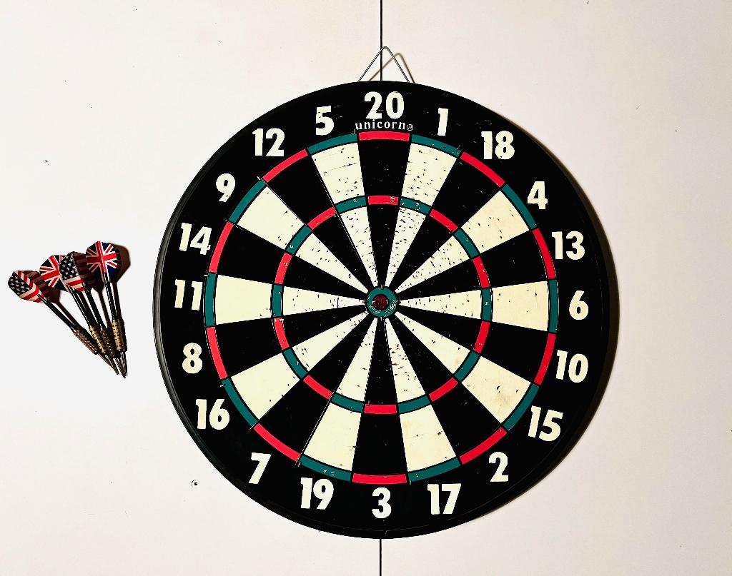 Dartbord Unicorn + darts – Ø45 cm, Sport en Fitness, Darts, Ophalen, Gebruikt, Dartbord