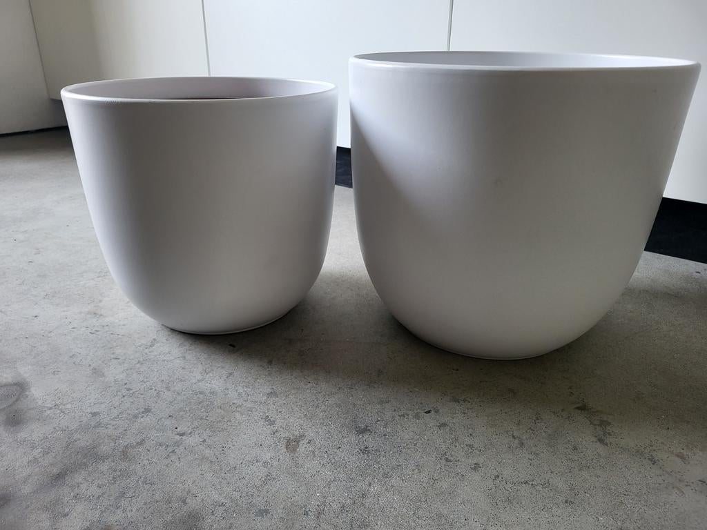 Witte ronde bloempotten, Tuin en Terras, Steen, Rond, Zo goed als nieuw, Minder dan 40 cm