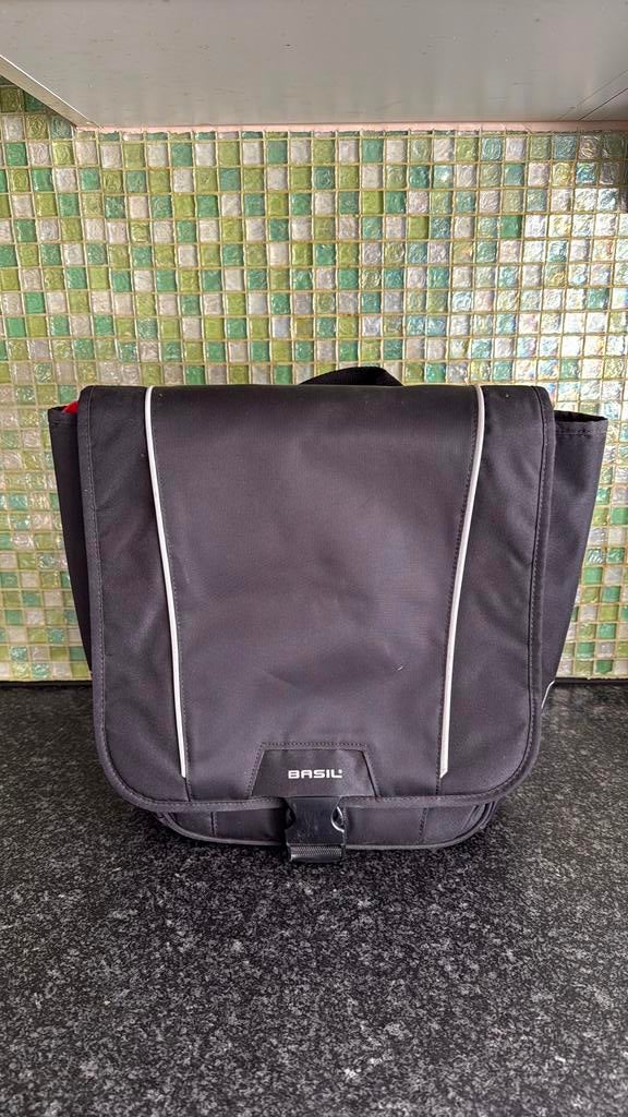 Fietstas Basil. 35x30 met ingewerkte sleeve voor laptop, Fietsen en Brommers, Fietsaccessoires | Fietstassen, Ophalen of Verzenden