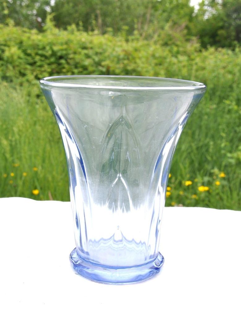 vase en verre mauve pied facette decor en pointe, Enlèvement ou Envoi