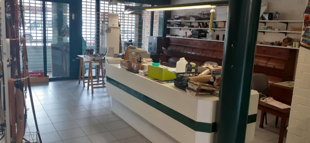 Étagères de vente au détail à vendre, Articles professionnels, Aménagement de Bureau & Magasin | Entrepôt, Rayonnage & Stockage