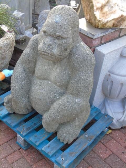 gorilla gemaakt van steen, uitgehouwen in steen., Ophalen of Verzenden, Nieuw, Steen, Dierenbeeld