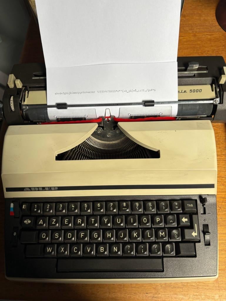 Typemachine elektrisch, Ophalen, Gebruikt