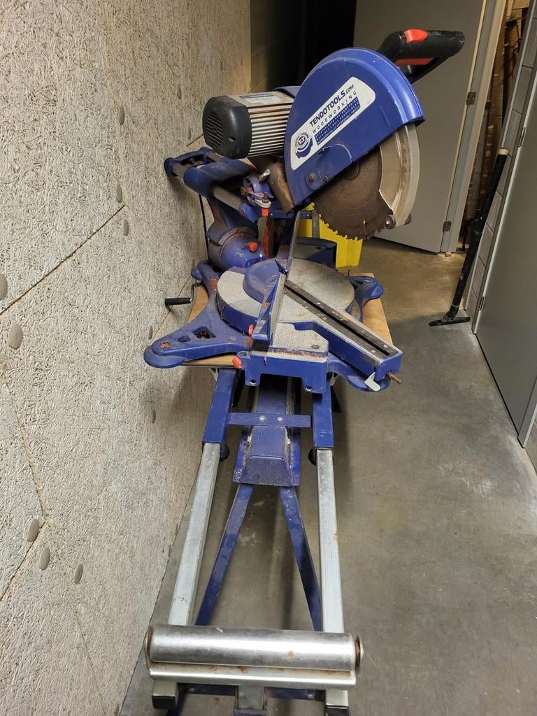 Afkortzaag Ideaal voor een dakdekker . industrie machine, Ophalen, Afkortzaag