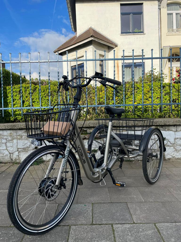 Vogue opvouwbare driewieler met elektrische, nieuwstaat, Ophalen of Verzenden, Inklapbaar, Zo goed als nieuw, Elektrische rolstoel