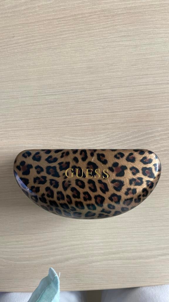 Brillendoos guess, Handtassen en Accessoires, Zonnebrillen en Brillen | Dames, Ophalen