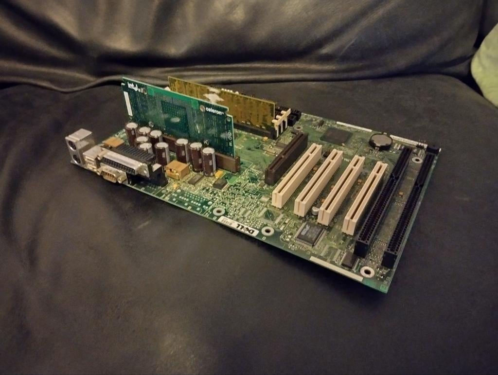 Carte mère Pentium 2 avec processeur Celeron, Informatique & Logiciels, Cartes mères, Enlèvement ou Envoi