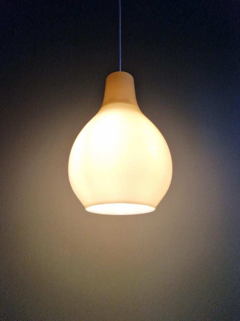 Suspension scandinave bulbeuse en opaline jaune, 1960, Enlèvement ou Envoi