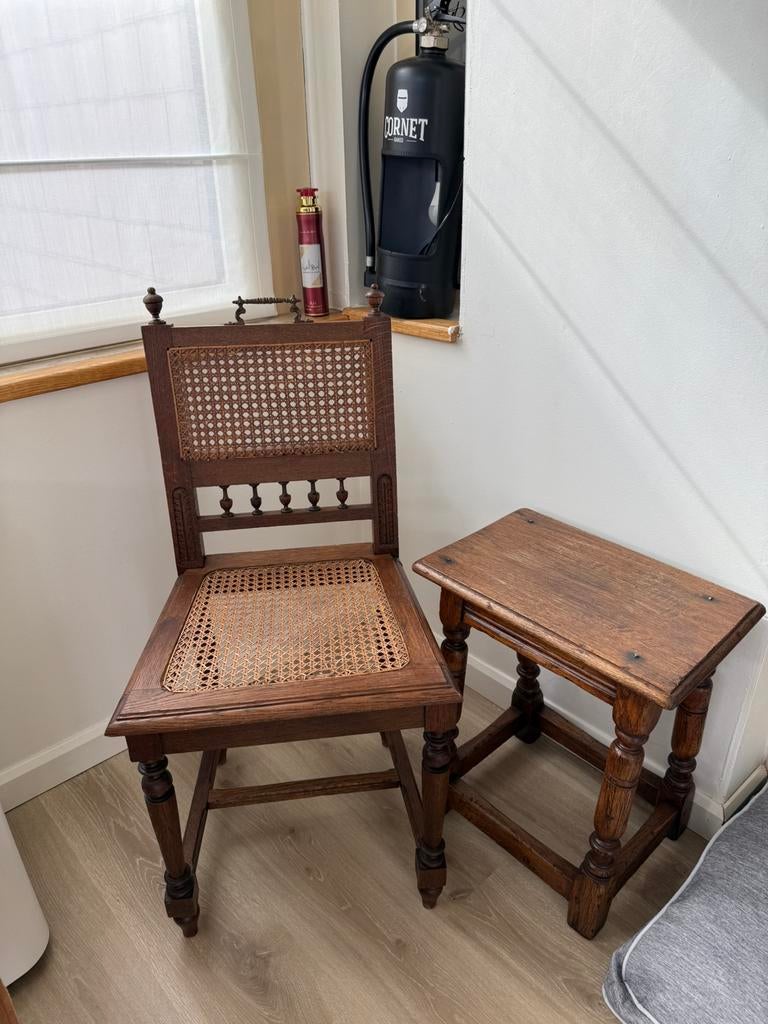 Antieke stoel + tafeltje, Ophalen