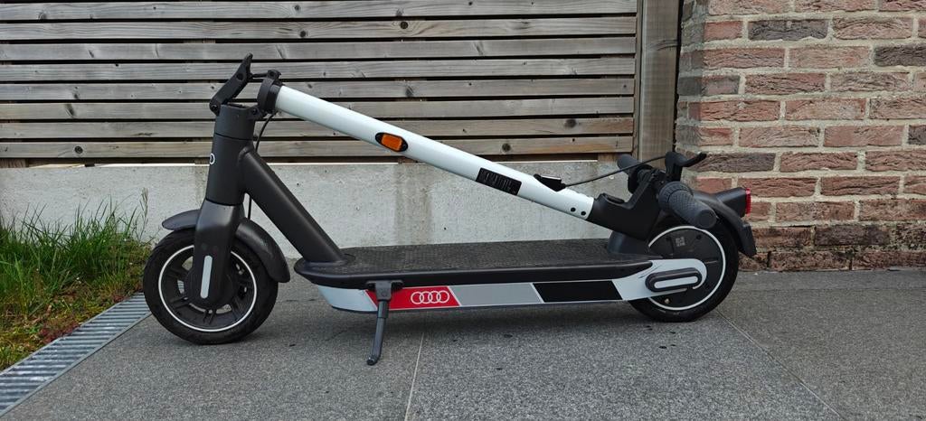 Limited Edition Audi Ninebot G30 step, Fietsen en Brommers, Steps, Ophalen