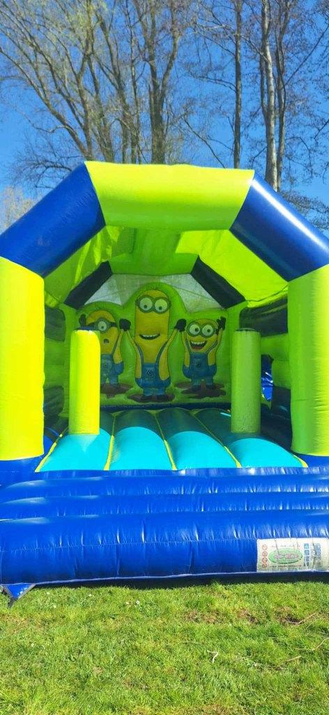 springkasteel minions met zijglijbaan/obstakels in te koop, Ophalen, Gebruikt