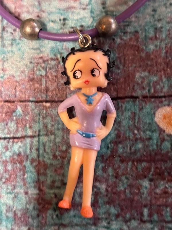Betty Boop Mauve halsketting - Armen op het riet, Ophalen of Verzenden, Betty Boop, Zo goed als nieuw, Beeldje of Figuurtje