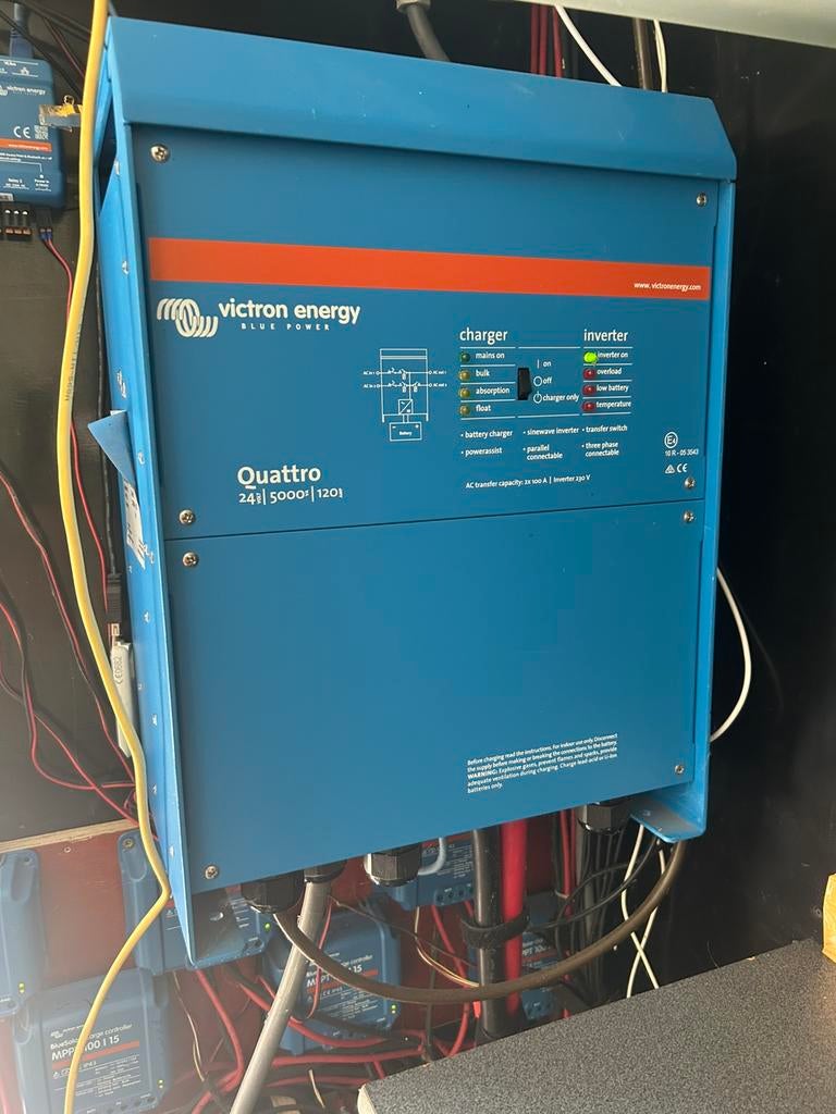 Victron quatro 24/5000, Sports nautiques & Bateaux, Instruments de navigation & Électronique maritime, Enlèvement, Comme neuf