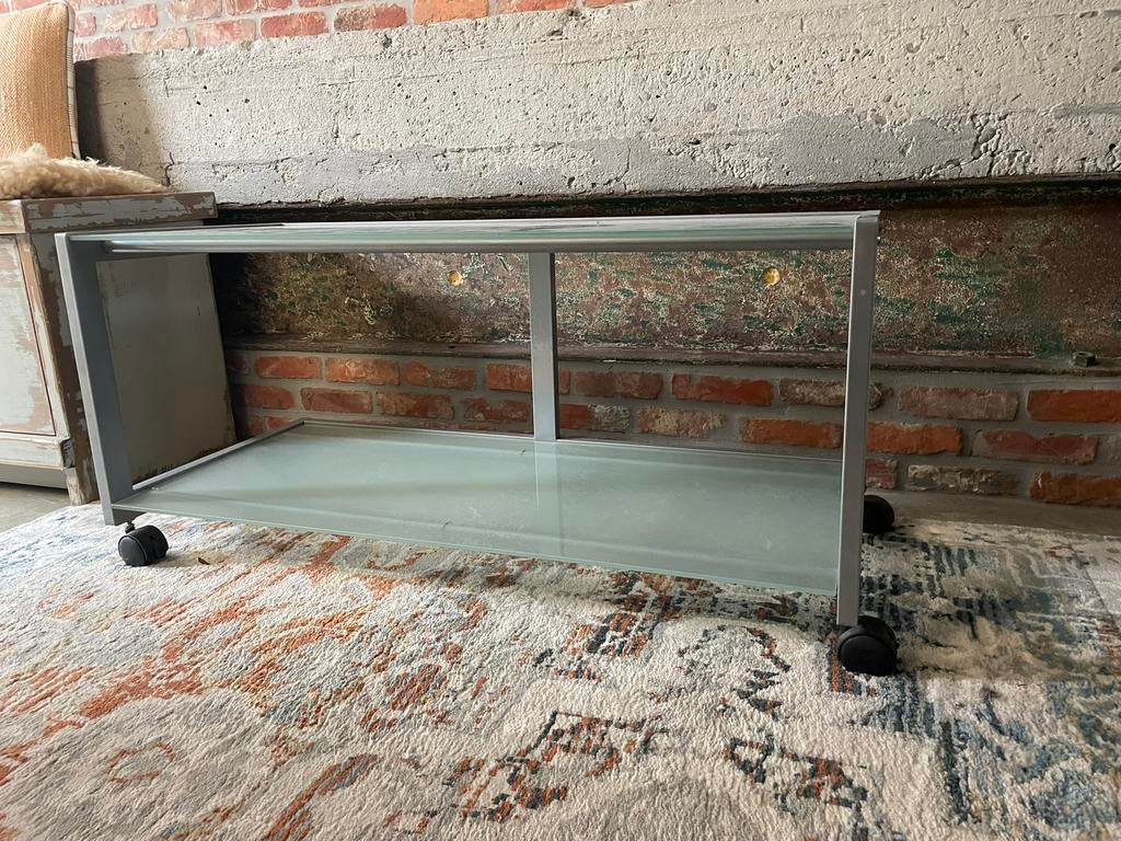 TV-meubel in melkglas en aluminium.  100 x 46 cm., Huis en Inrichting, Ophalen, Glas