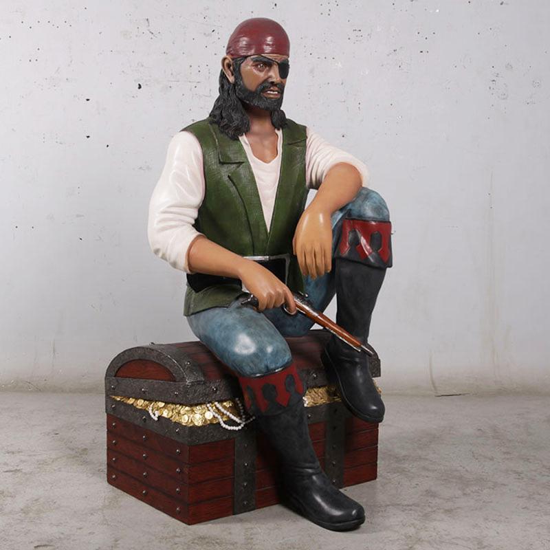 Pirate sur un coffre au trésor - Statue de pirate - 146 cm