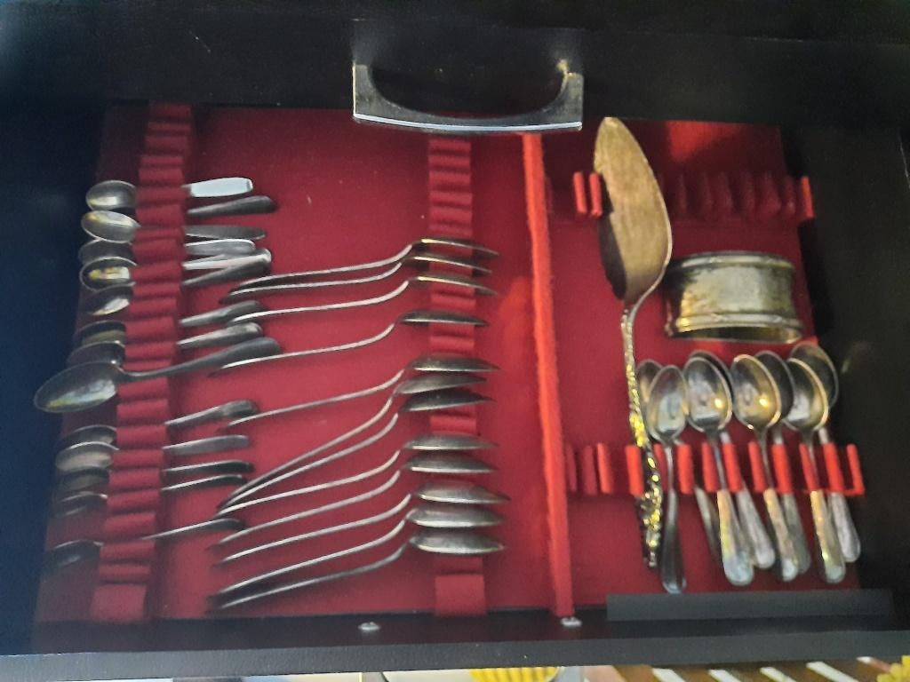 Couverts anciens en argent, Enlèvement