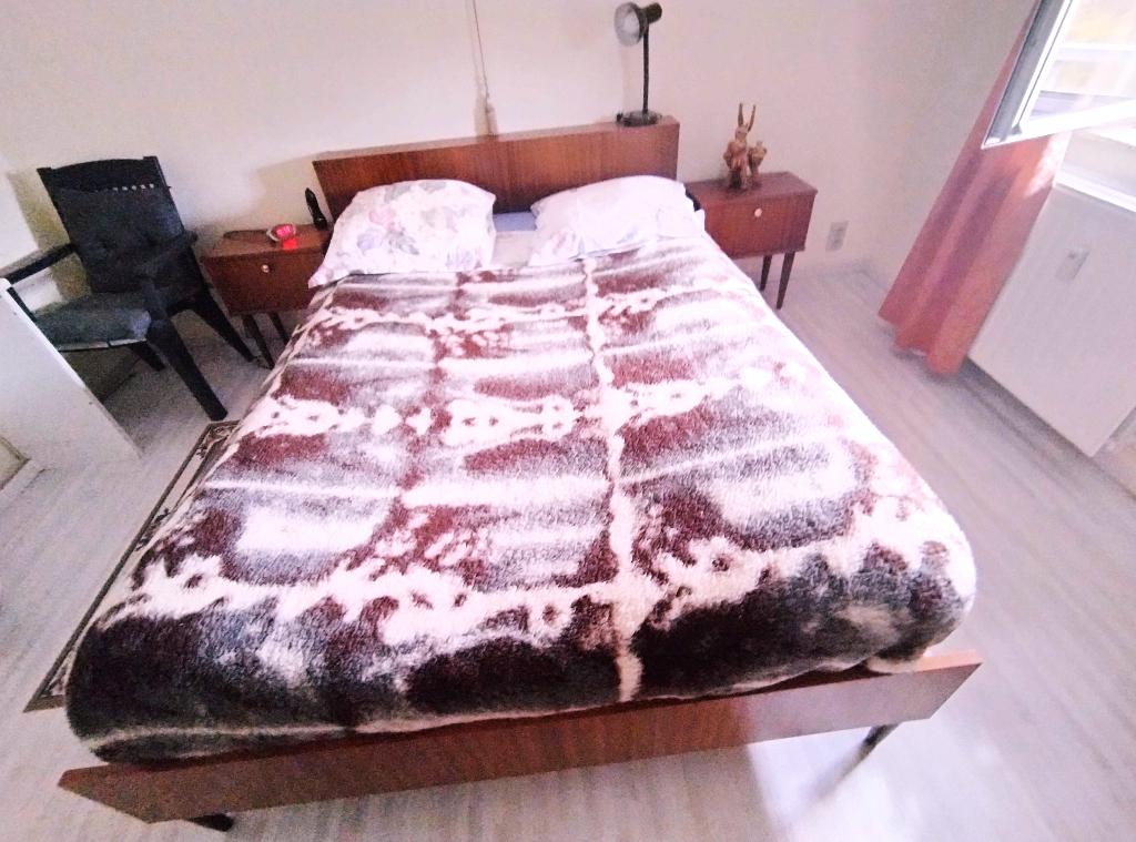 Compleet bed 140 cm gratis weg te geven., Ophalen, Gebruikt, Bruin, Tweepersoons