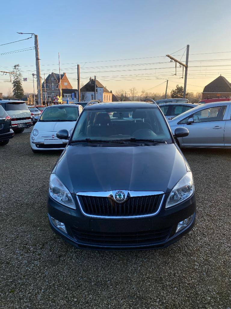 Skoda fabia 1.6 tdi 2011, Auto's, Euro 5, Stof, Parkeersensor, Zwart