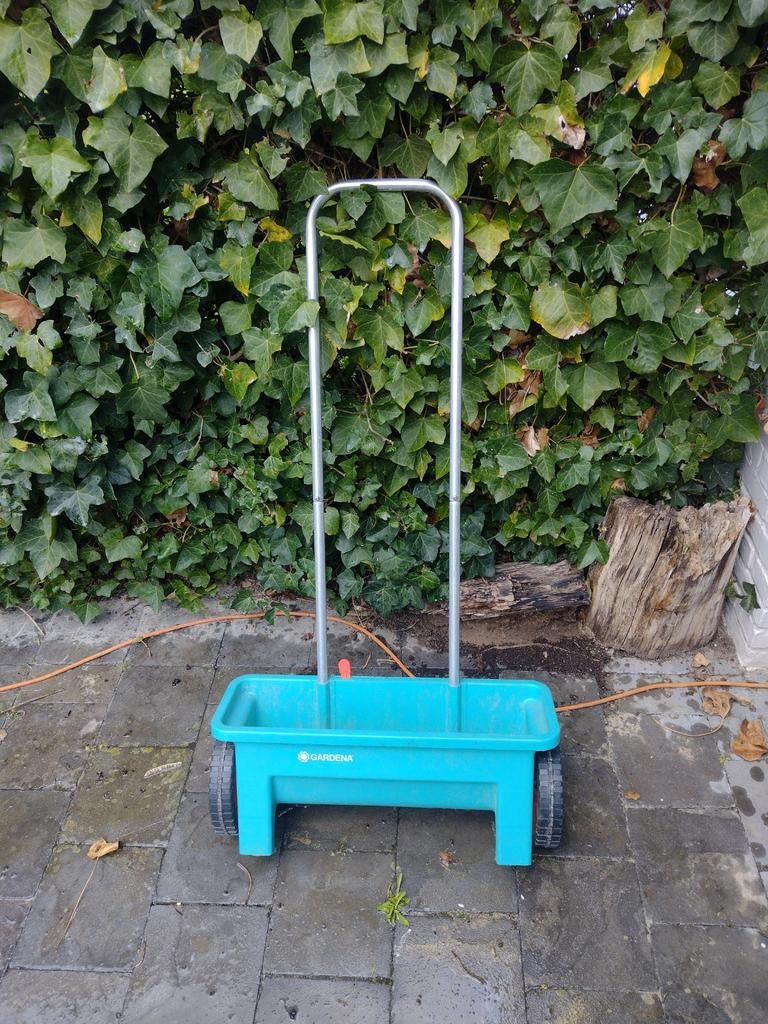 Strooiwagen Gardena, Ophalen