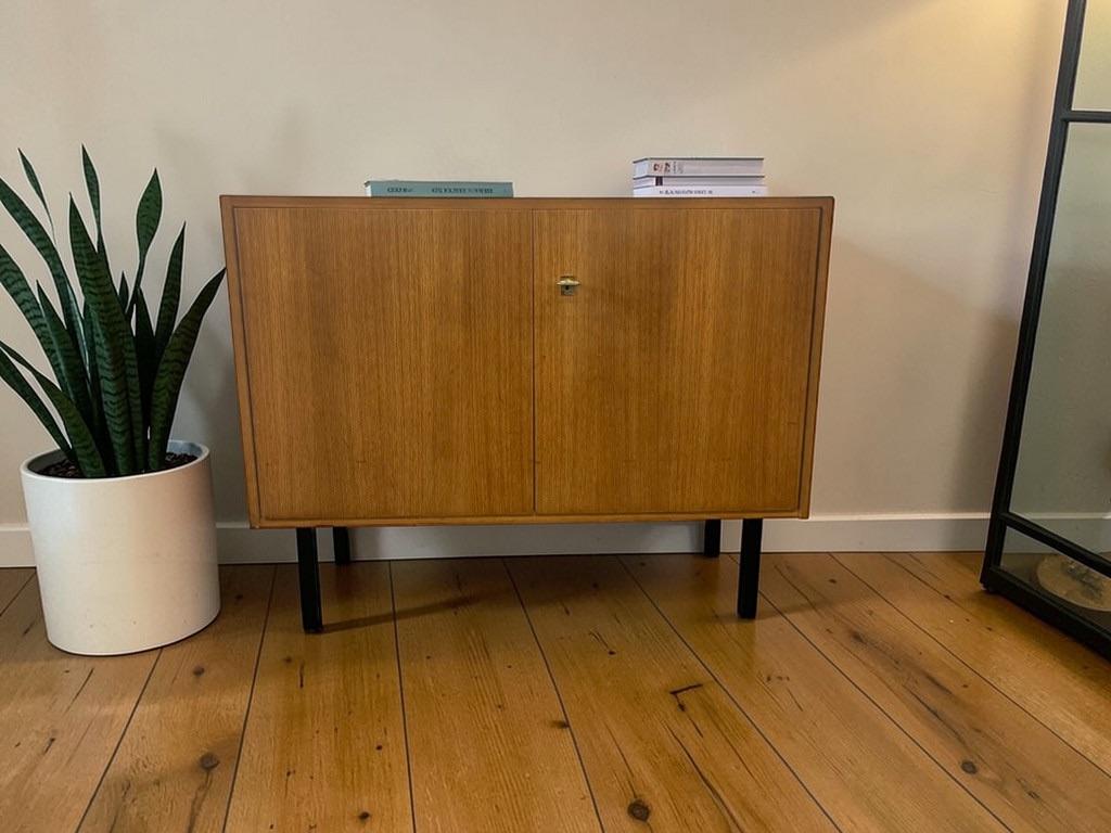 vintage houten kastje met zwart metalen poten, Antiek en Kunst, Ophalen