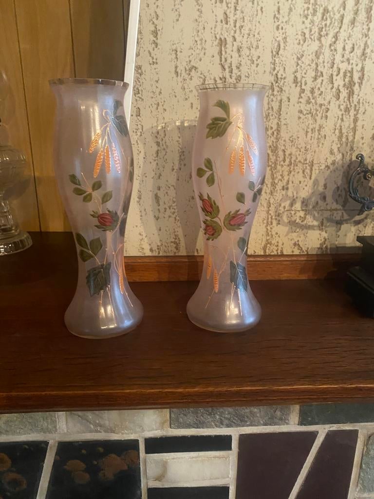 Twee opaline glazen vazen met handgeschilderde bloemen, Ophalen