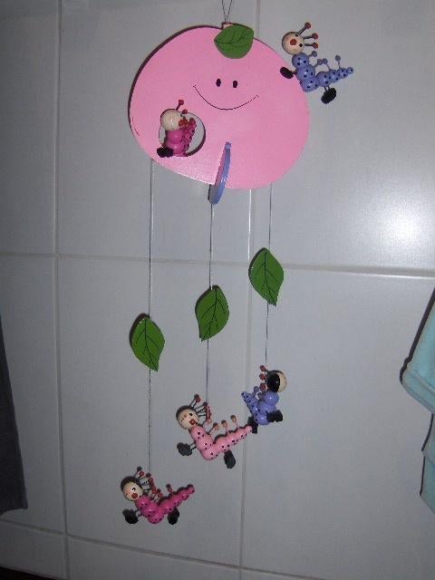 mobile met appel en rupsjes    in hout, Ophalen, Gebruikt, Overige typen