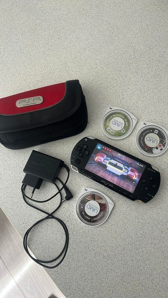 Psp met case /4games/oplader, Games en Spelcomputers, Ophalen of Verzenden, Zo goed als nieuw, PSP