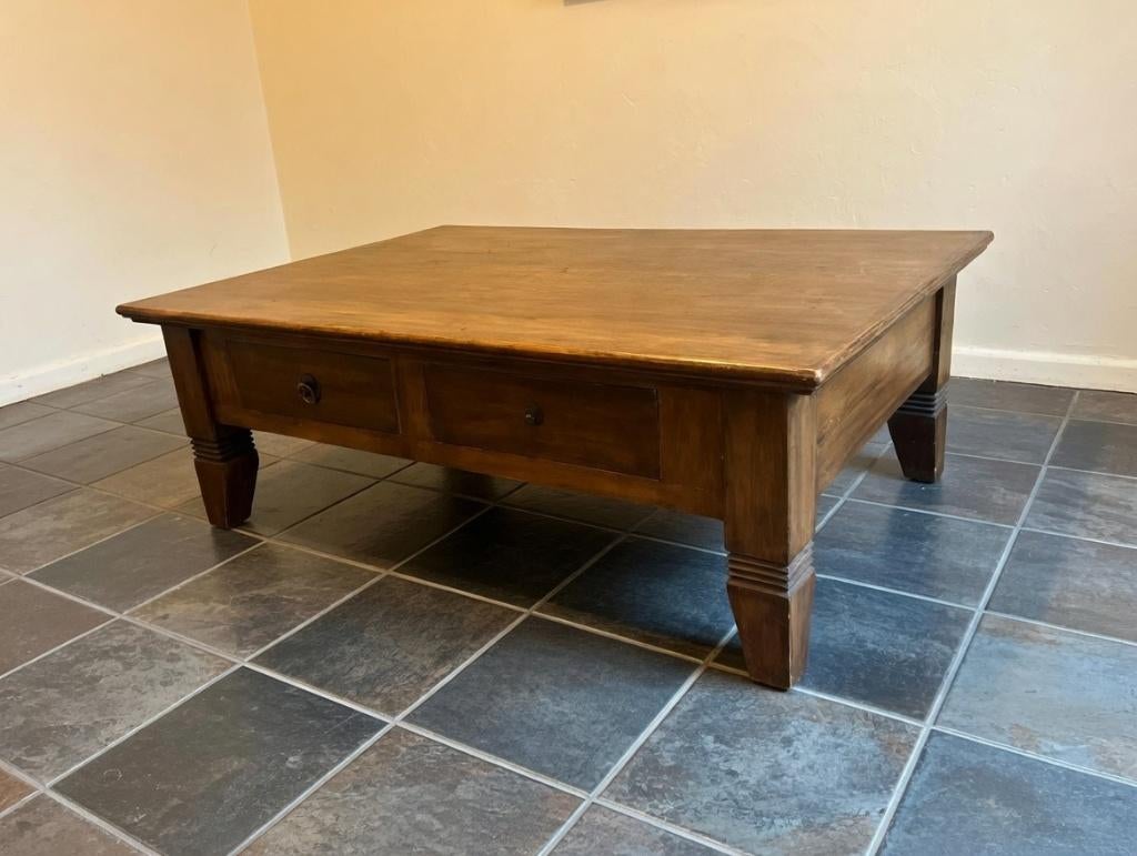 Koloniale salontafel massief hout 2 lades, Moins de 50 cm, Koloniaal, Comme neuf, 100 à 150 cm