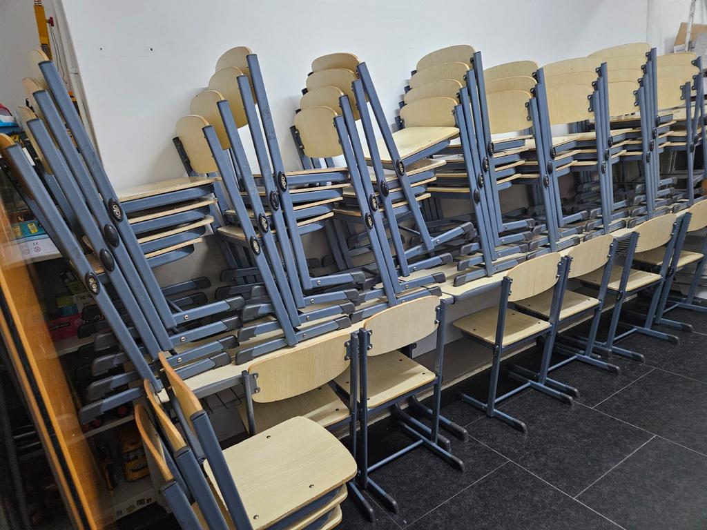 Lot 40 chaises + 4 bancs * 1 grande table, Enlèvement, Comme neuf