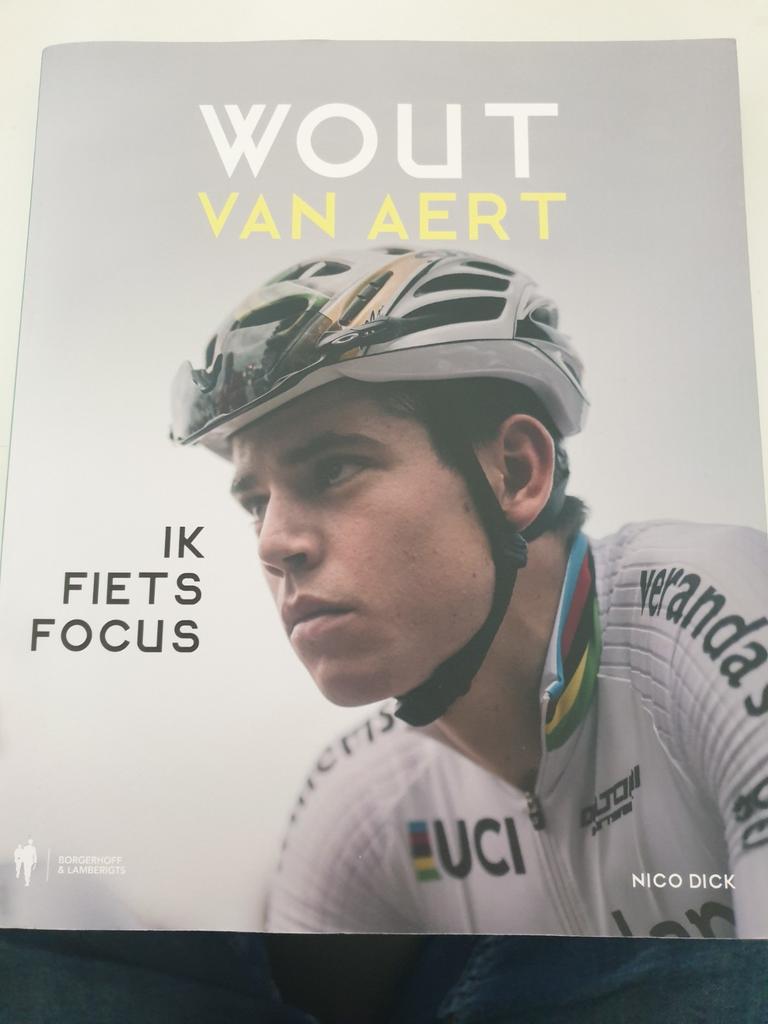 Wout Van Aert - IK FIETS FOCUS 2017 GESIGNEERD, Boeken, Ophalen of Verzenden, Zo goed als nieuw, Wout Van Aert; Nico Dick, Lopen en Fietsen