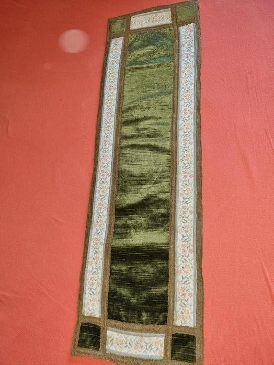 Napperon ancien 73 x 23 cm velours vert broderies main fleur, Antiquités & Art, Enlèvement ou Envoi