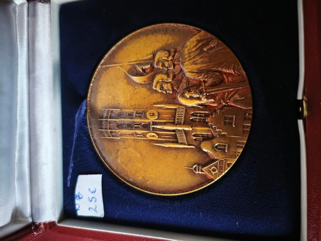 Sierstuk uit brugge, Ophalen