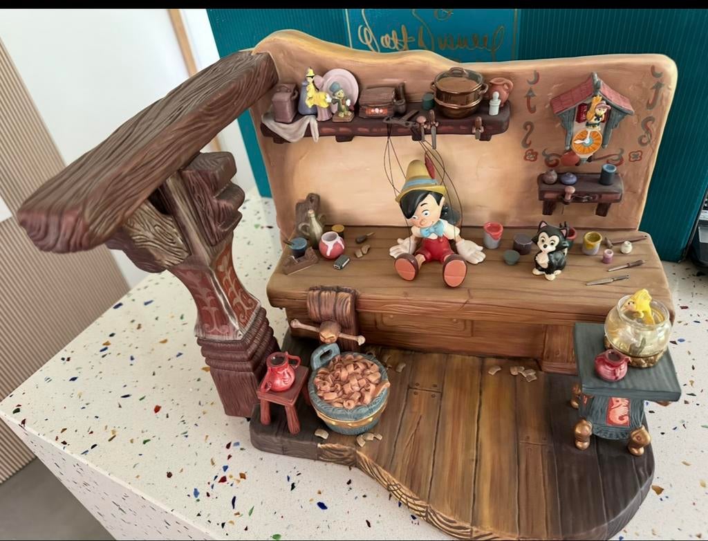 WDCC PINOCCHIO GEPPETTOS WORKBENCH - THE FINISHING TOUCH, Enlèvement ou Envoi, Peter Pan ou Pinocchio, Comme neuf, Statue ou Figurine