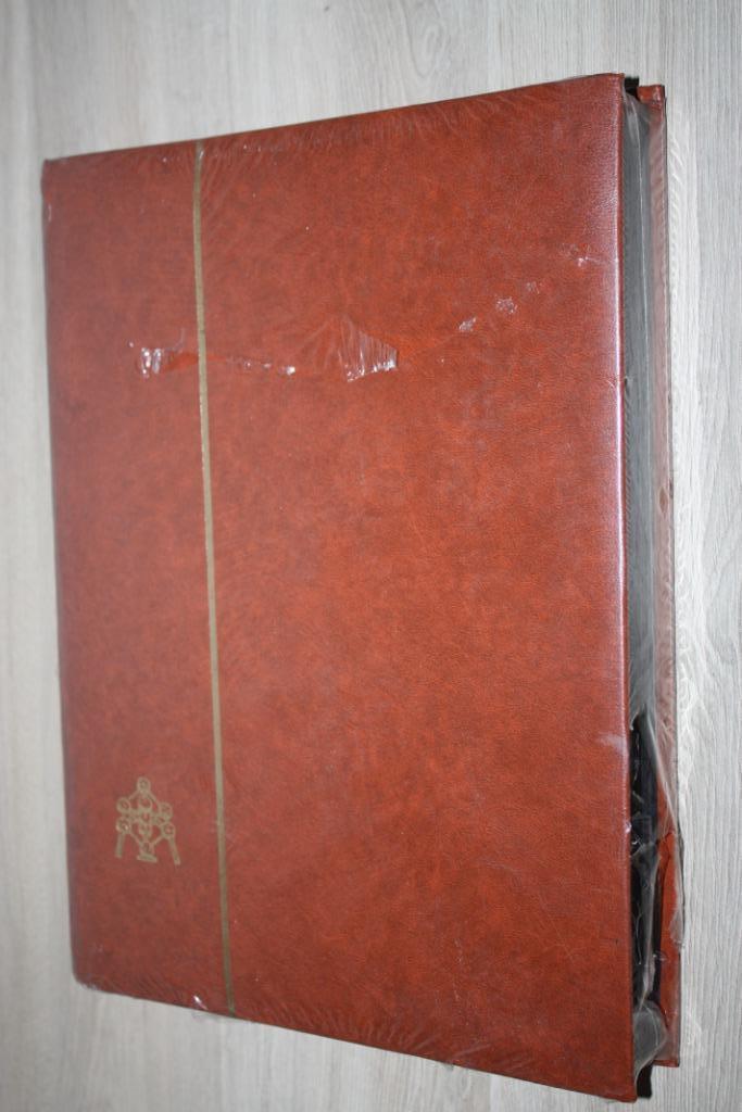Postzegelalbum , +- 24 zwarte bladen , Atomium Brussel, Ophalen of Verzenden, Verzamelalbum