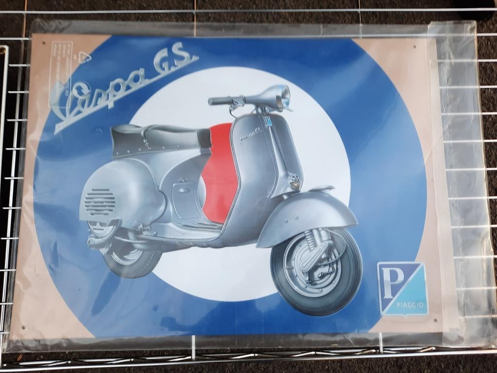 Vespa bord in metaal ( nog in verpakking ), Ophalen of Verzenden, Zo goed als nieuw