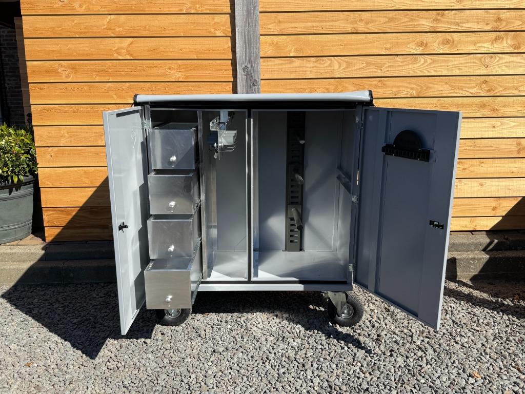 MVV TACKBOX XL MODEL Concourskasten.NL | ZADELKAST, Dieren en Toebehoren, Ophalen, Nieuw, Aluminium, Overige typen