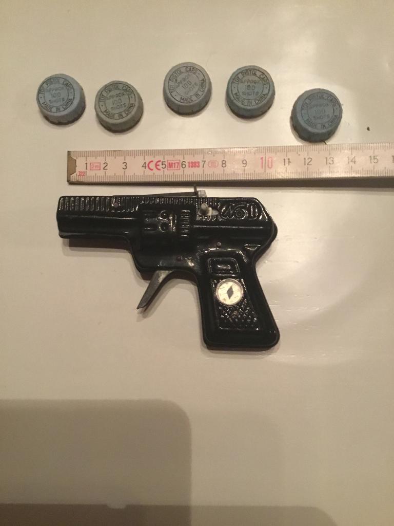 Zwarte blikken revolver met kompas, Antiek en Kunst, Ophalen of Verzenden