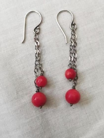 Oorbellen met rode kunststof parels., Bijoux, Sacs & Beauté, Boucles d'oreilles, Enlèvement ou Envoi, Comme neuf